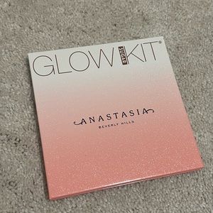 BRAND NEW Anastasia Beverly Hills Sugar Glow Kit for highlight and conto…